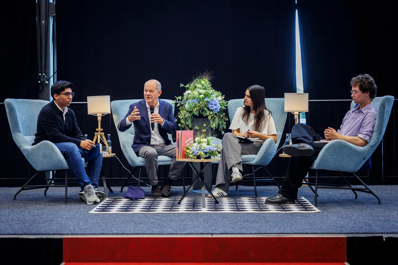 Olaf Scholz (MdB, SPD) aufgenommen waehrend eines Wahlkreisbesuches bei der BBIS Schule in Kleinmachnow, 15.09.2026.