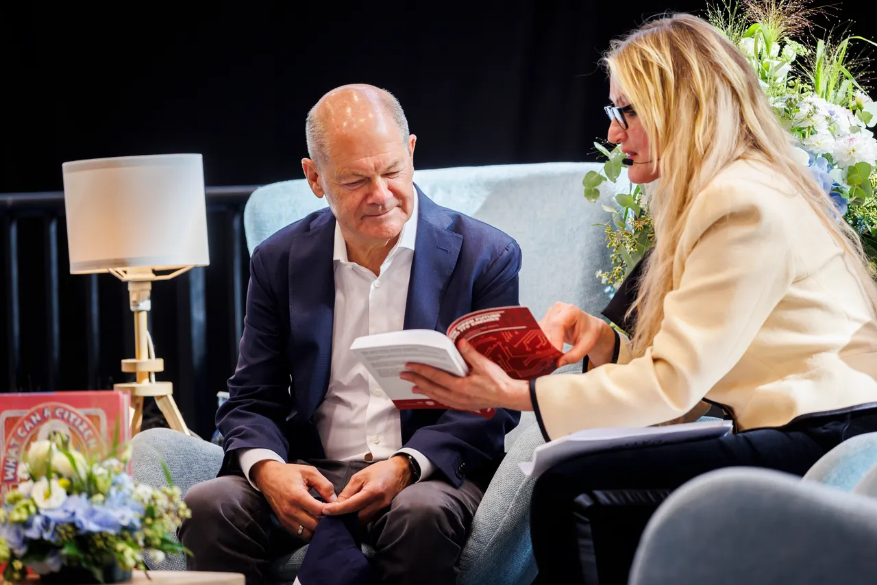 Olaf Scholz (MdB, SPD) aufgenommen waehrend eines Wahlkreisbesuches bei der BBIS Schule in Kleinmachnow, 15.09.2026.
