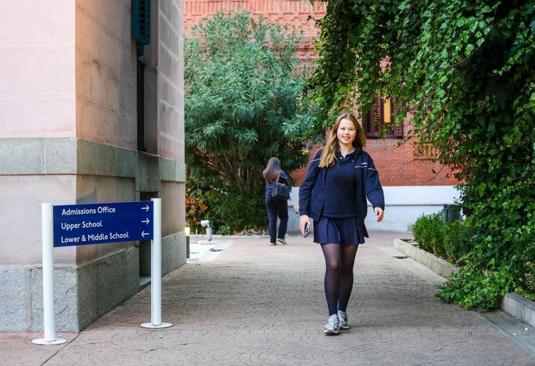 Brewster student walking outside at the Chamberí campus